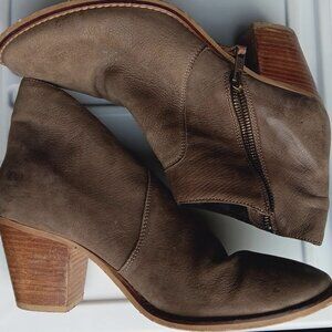 Ankle boots in Taupe brown